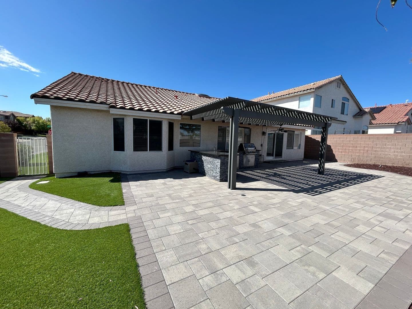 Henderson House: 218 Black Eagle Ave