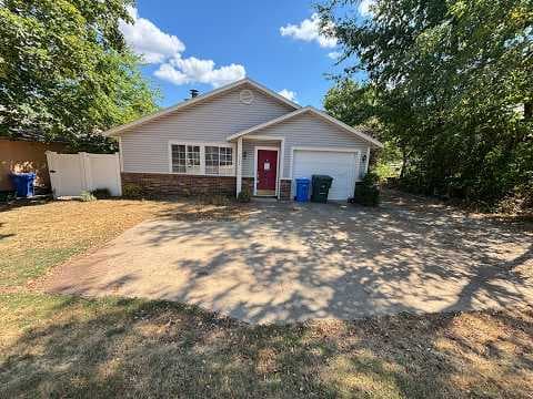 Fayetteville Townhome: 1752 N. Garland Ave.