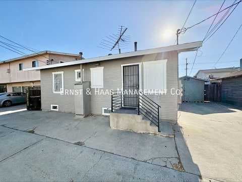 Long Beach House: 926 1/2 Newport Ave
