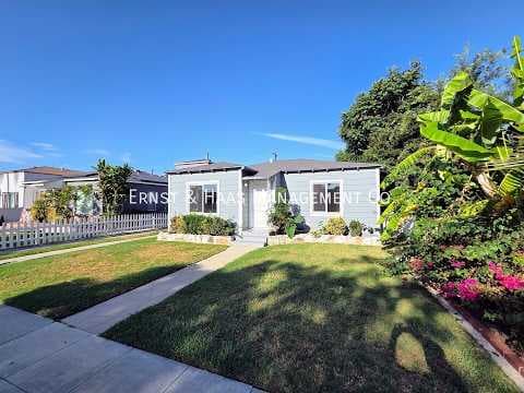Long Beach House: 5589 Lemon Ave.