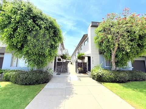 Inglewood House: 119 N Hillcrest Blvd