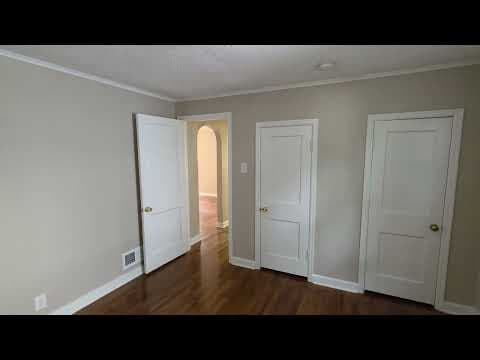 Lees Summit House: 209 NE Douglas St