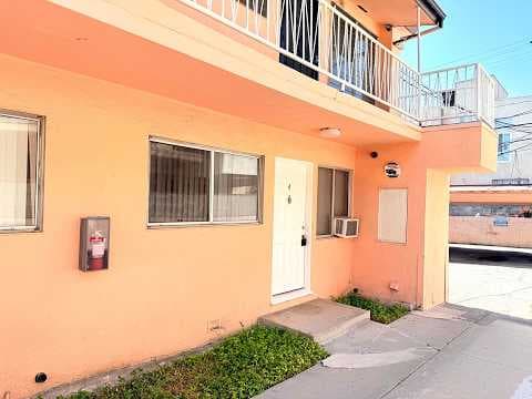 Los Angeles House: 4948 Rosewood Avenue