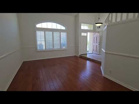 Irvine House: 16 Adelante