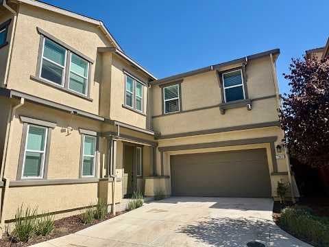 Brentwood House: 1945 Chandler Drive