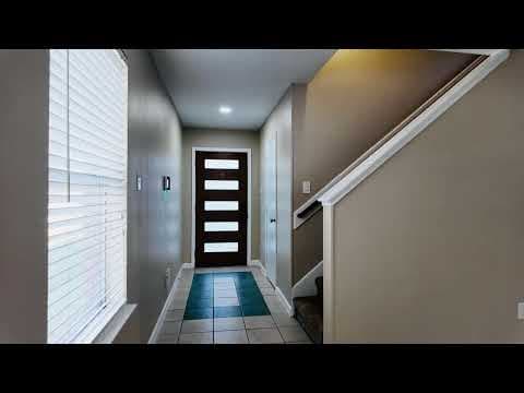 Houston House: 802 Oak West Drive