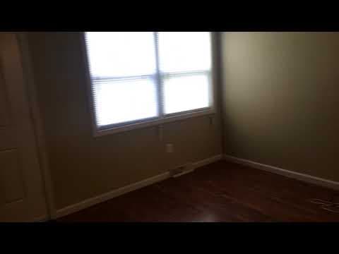 Lee's Summit House: 3829 NE Colonial Dr
