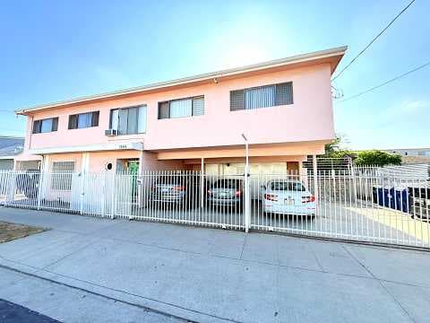 Los Angeles House: 1266 N Serrano