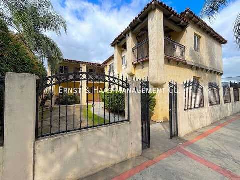 Long Beach House: 2259 Pacific Ave