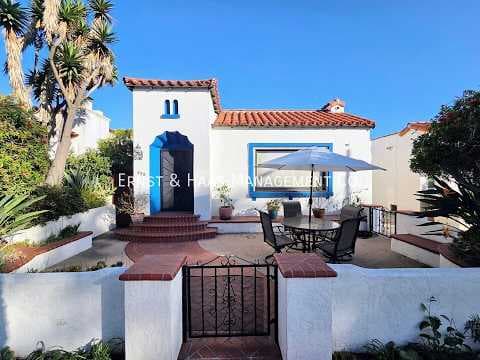 Long Beach House: 152 Granada Ave