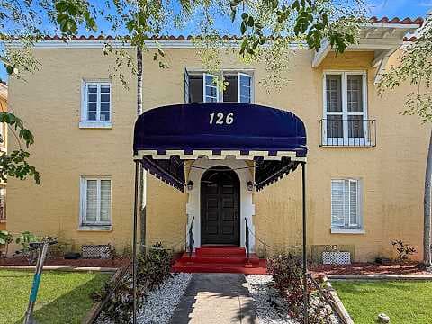 Coral Gables House: 126 Mendoza Ave