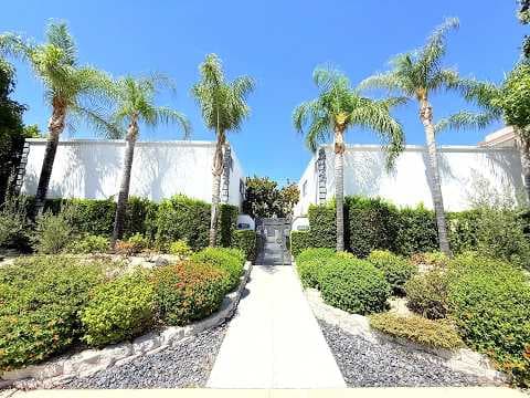 Burbank House: 711-715 E. Cypress Avenue