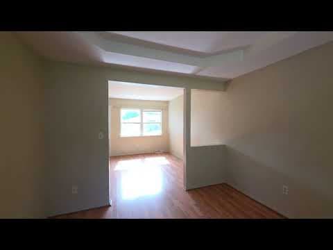 Lee's Summit House: 3837 NE Colonial Dr