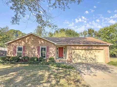 Clarksville House: 2202 Kim Drive