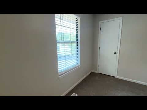 Blue Springs House: 724 SE Shamrock Ln