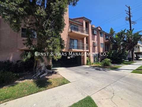 Long Beach Condo: 28 Cerritos Ave