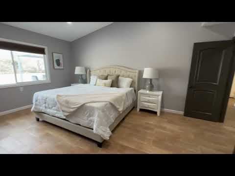 Walnut House: 1210 N Country Hollow Dr