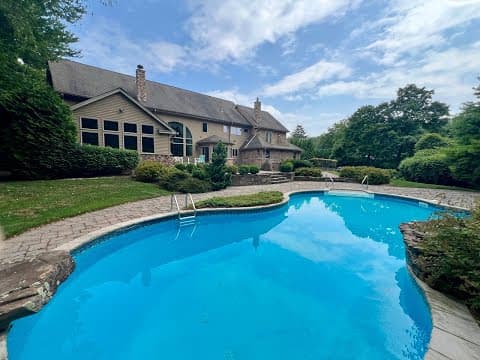 Hartsdale House: 32 Topland Rd