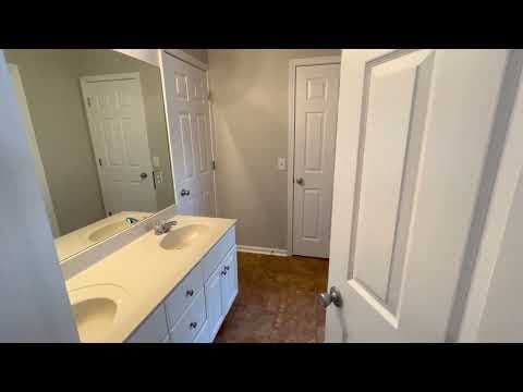 Hendersonville House: 110 Herons Nest Lane