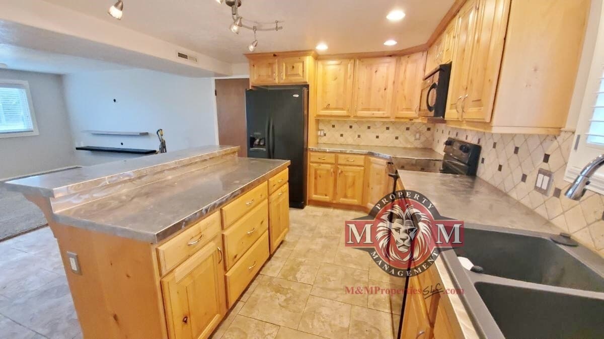 Salt Lake City House: 1478 W Teakwood Dr