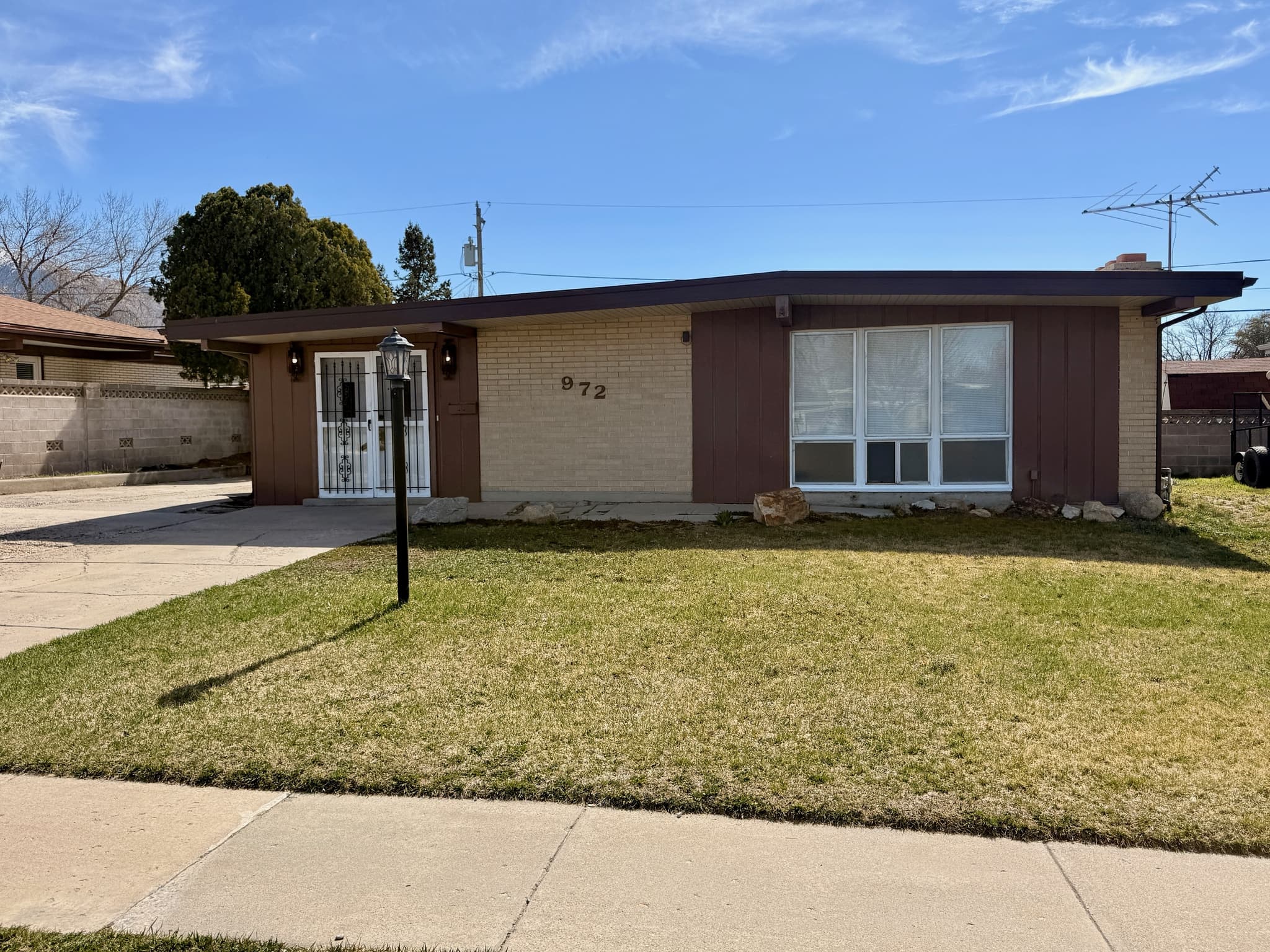 Sandy House: 972 E Larkspur Dr