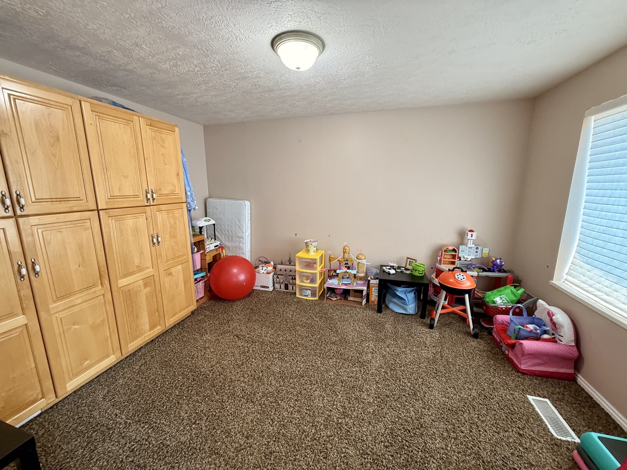 North Salt Lake House: 1090 E Fairway Dr