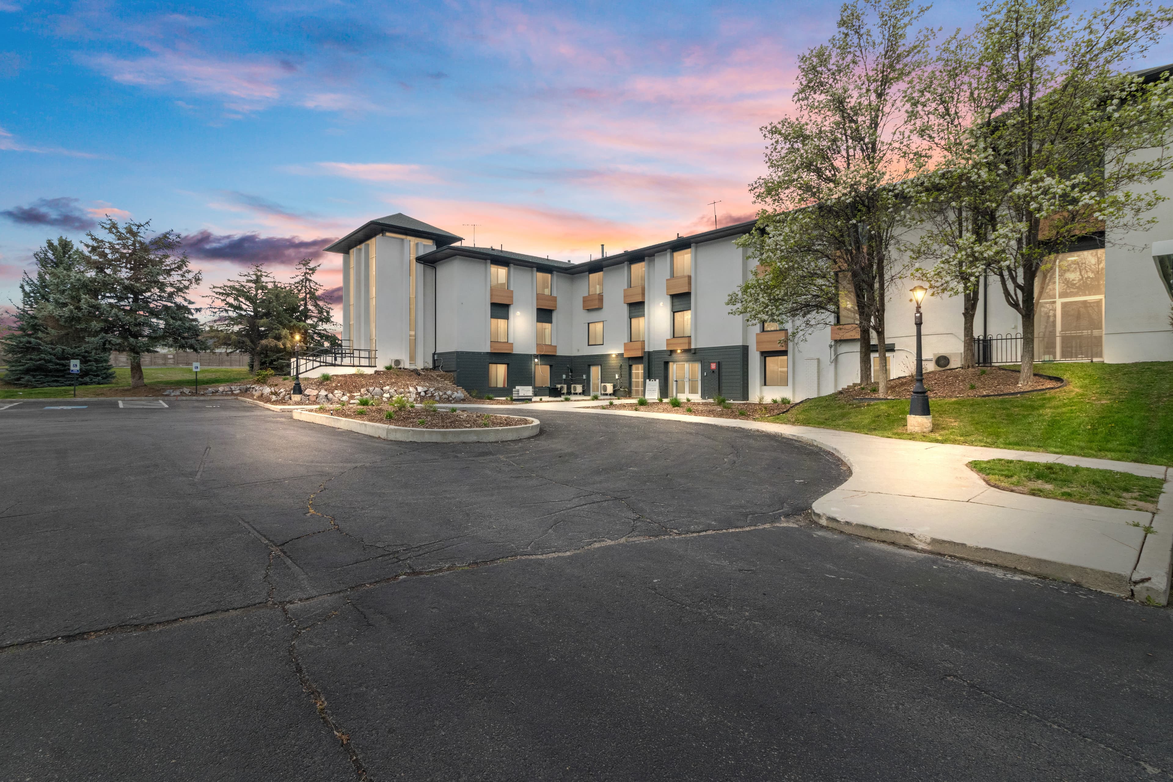 Murray Apartment: 404 E 5600 S