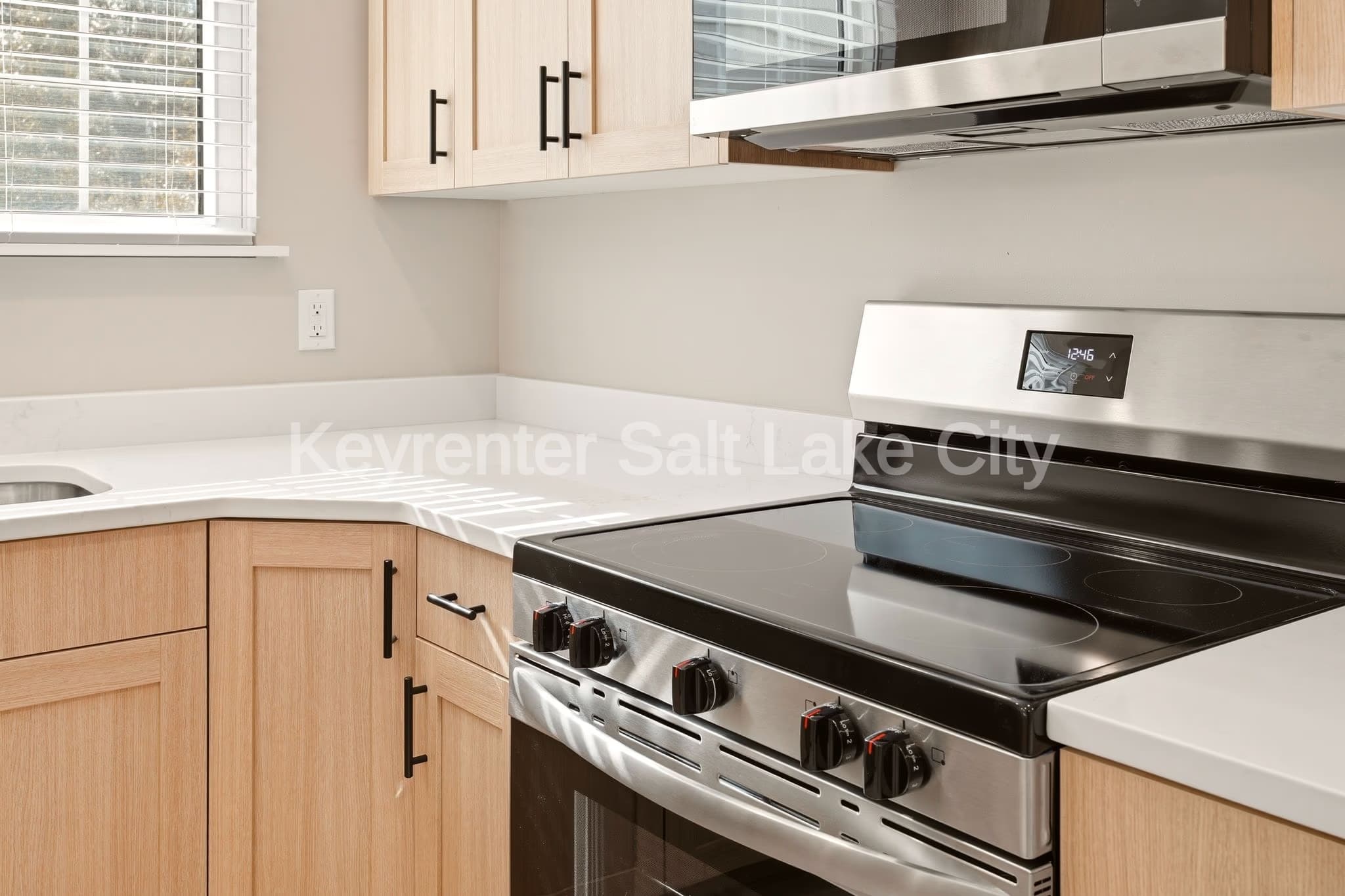 West Jordan House: 9156 S River Ridge Dr