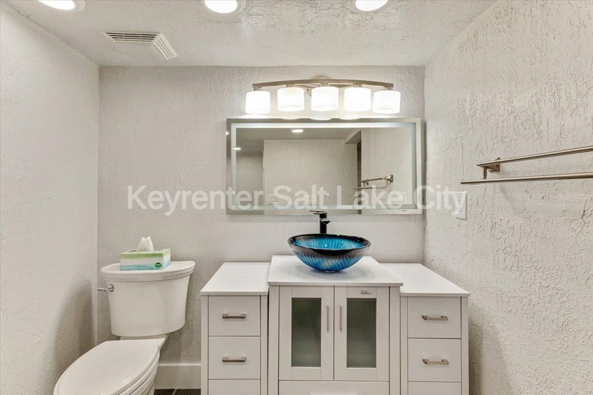 Salt Lake City In-Law/Basement: 672 S 200 W