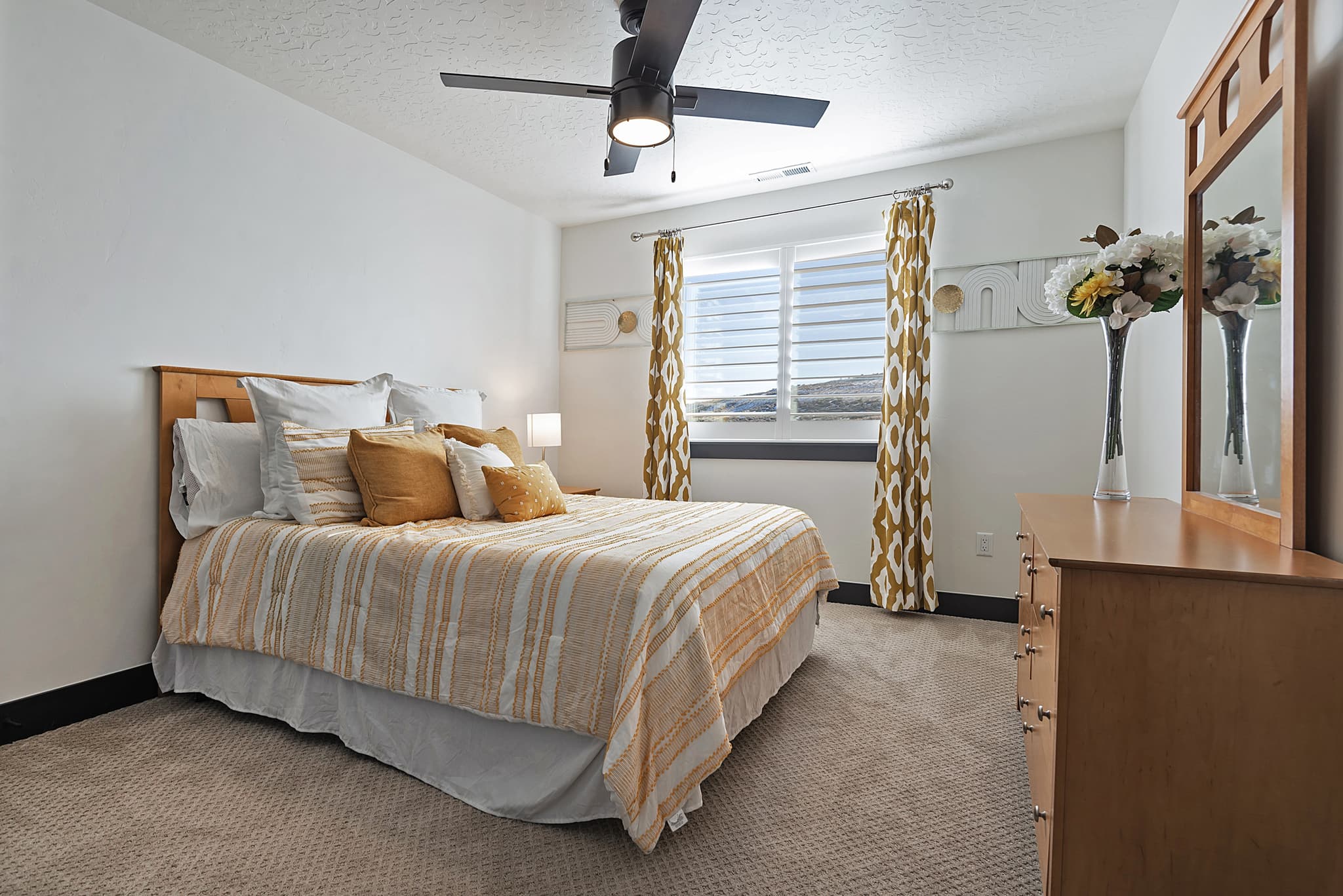 Saratoga Springs House: 423 W Red Wolf Dr