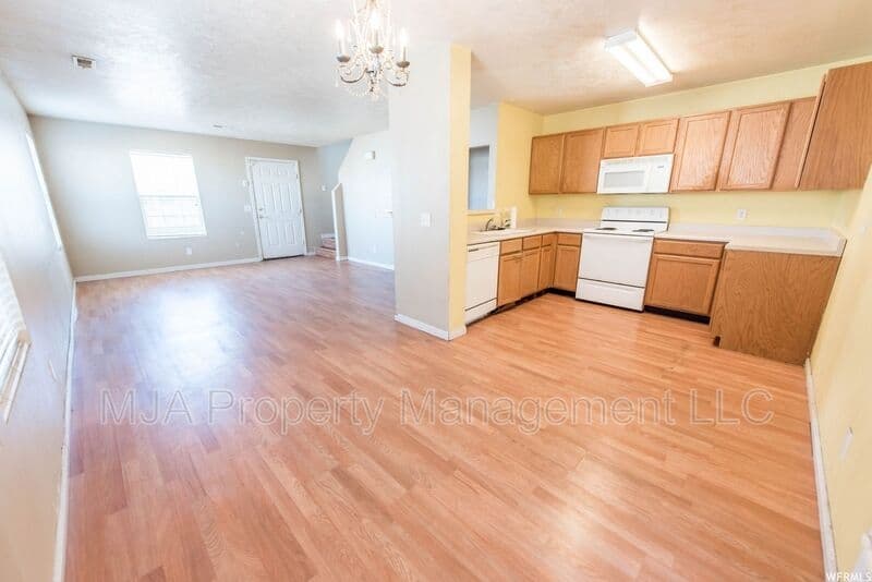 Clearfield House: 2037 N 2125 W