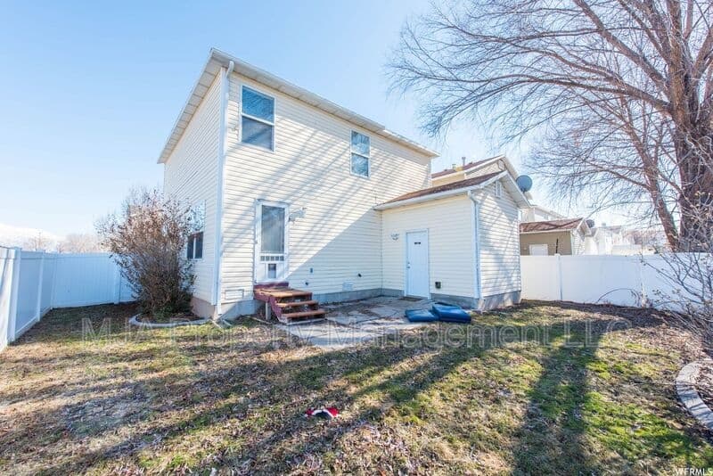 Clearfield House: 2037 N 2125 W