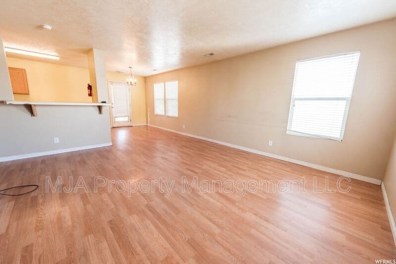 Clearfield House: 2037 N 2125 W