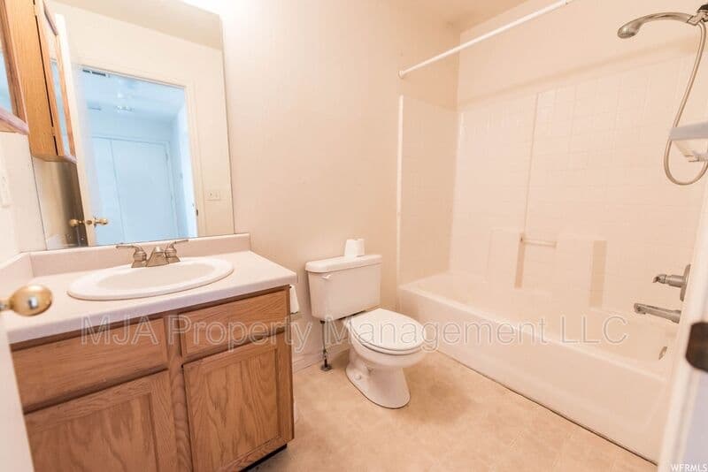 Clearfield House: 2037 N 2125 W