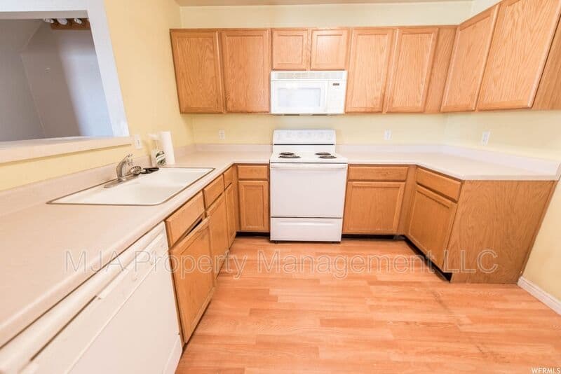 Clearfield House: 2037 N 2125 W