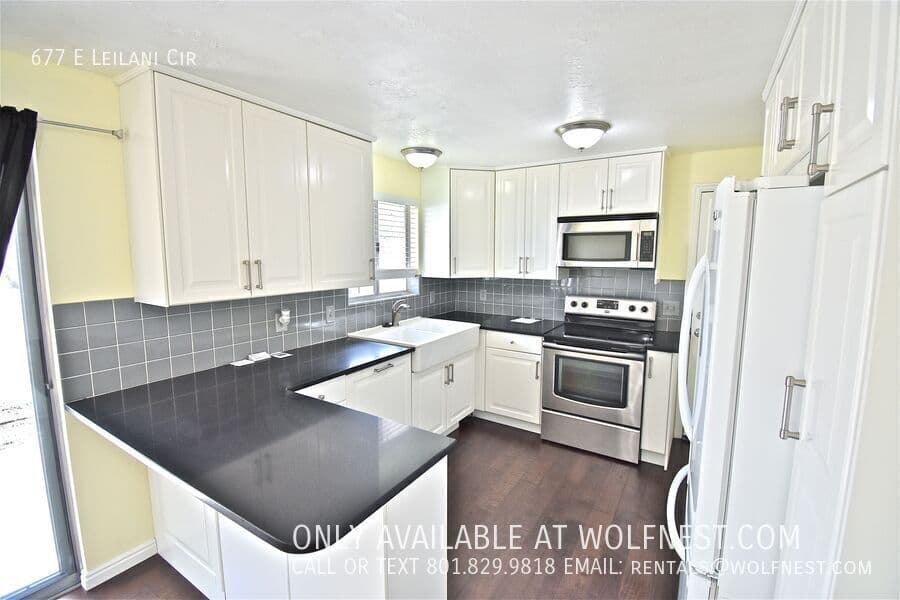 Sandy House: 677 E Leilani Cir