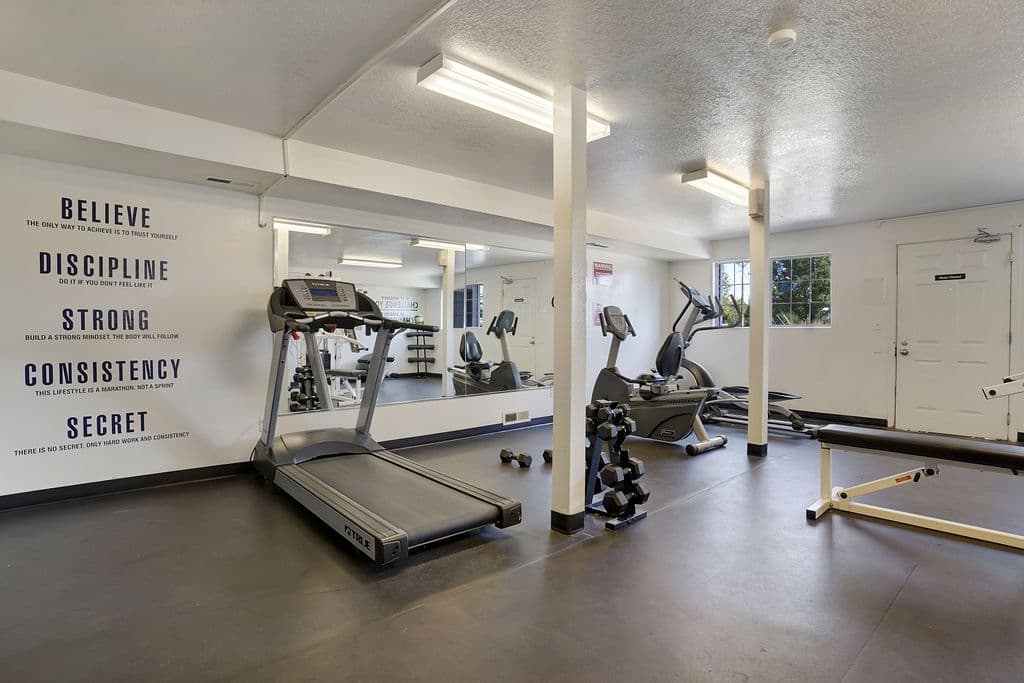 Murray Apartment: 875 W Meadowbrook Expy