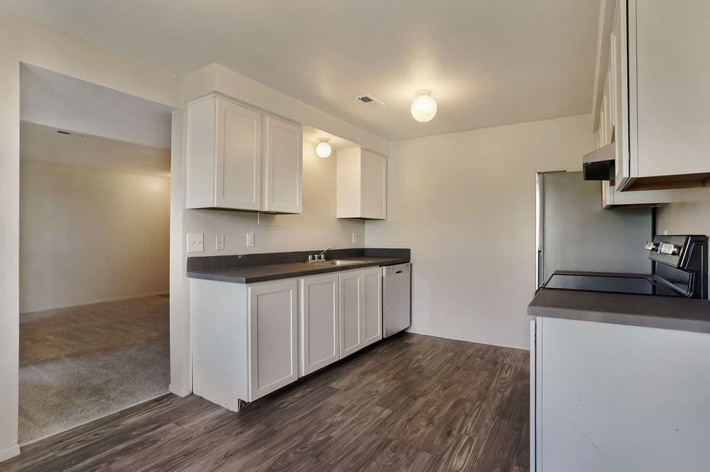 Murray Apartment: 875 W Meadowbrook Expy