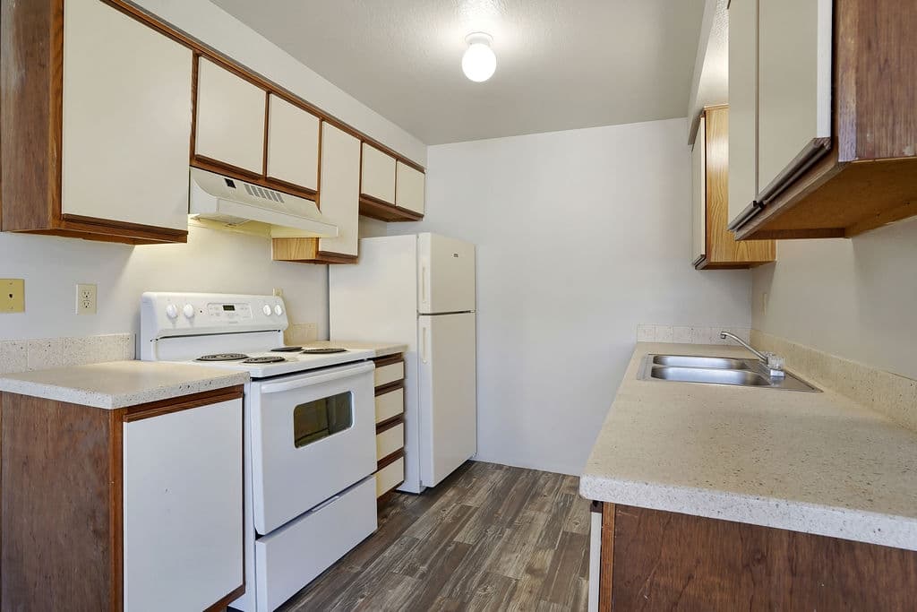 Murray Apartment: 875 W Meadowbrook Expy