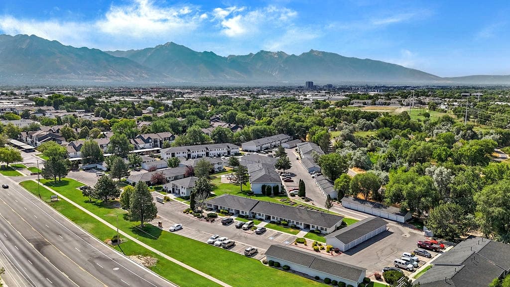 Murray Apartment: 875 W Meadowbrook Expy