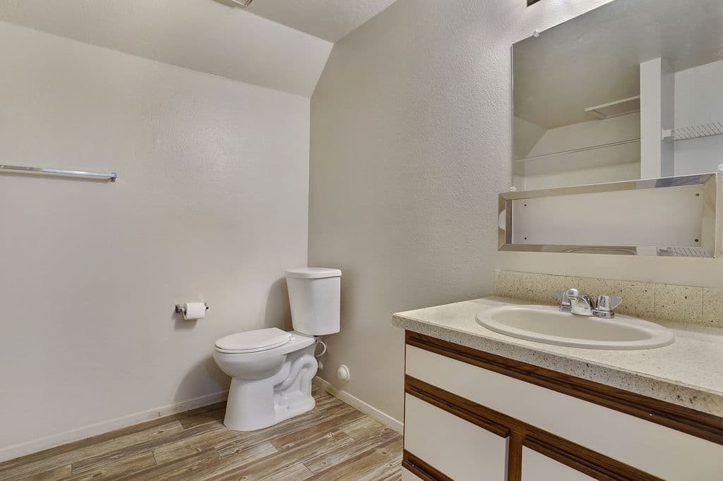 Murray Apartment: 875 W Meadowbrook Expy