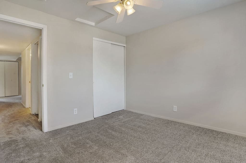 Murray Apartment: 875 W Meadowbrook Expy