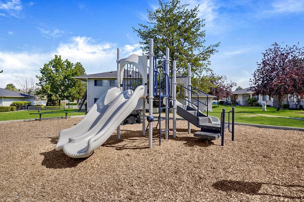 Murray Apartment: 875 W Meadowbrook Expy