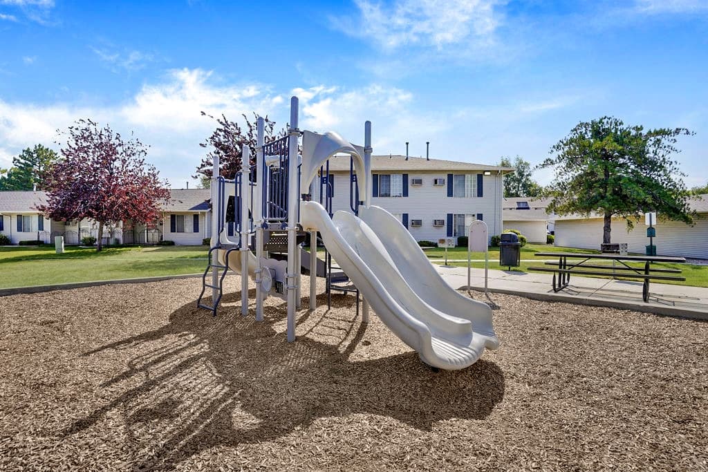 Murray Apartment: 875 W Meadowbrook Expy