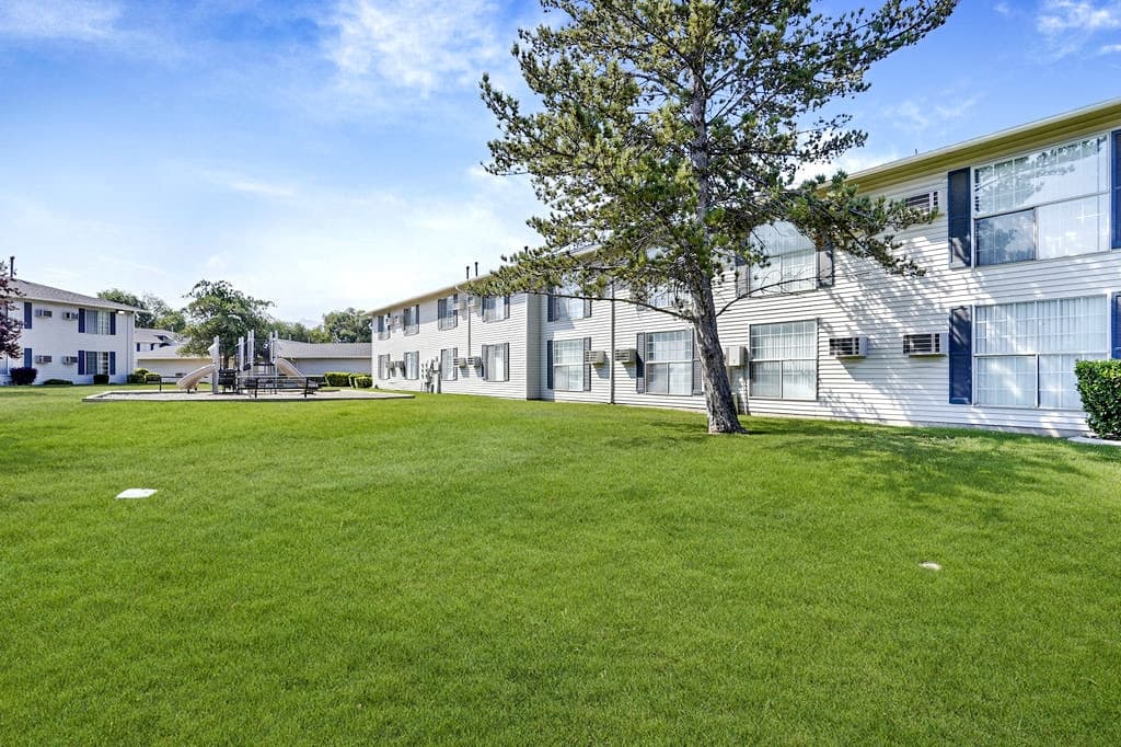 Murray Apartment: 875 W Meadowbrook Expy