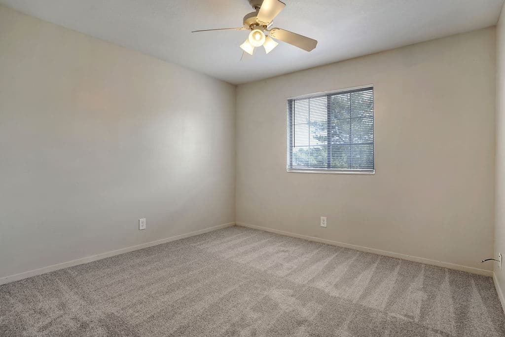 Murray Apartment: 875 W Meadowbrook Expy