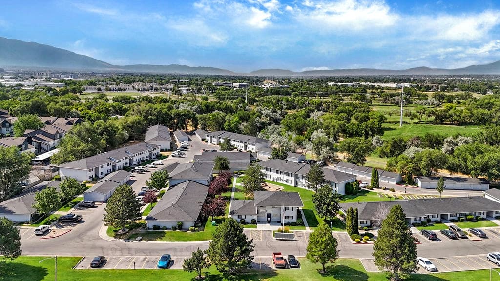 Murray Apartment: 875 W Meadowbrook Expy