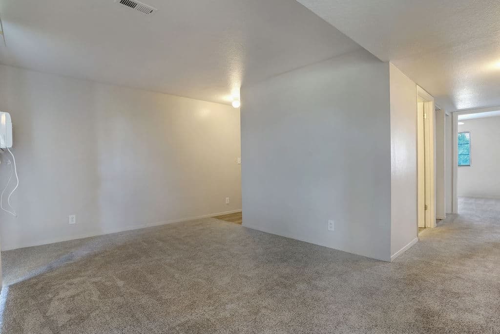 Murray Apartment: 875 W Meadowbrook Expy