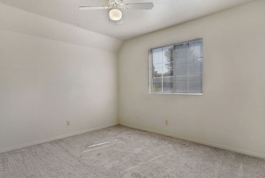 Murray Apartment: 875 W Meadowbrook Expy