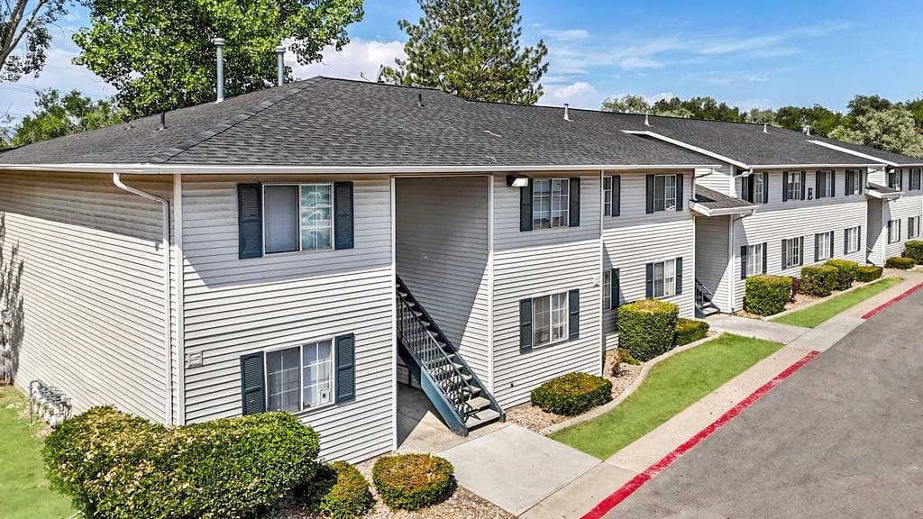 Murray Apartment: 875 W Meadowbrook Expy
